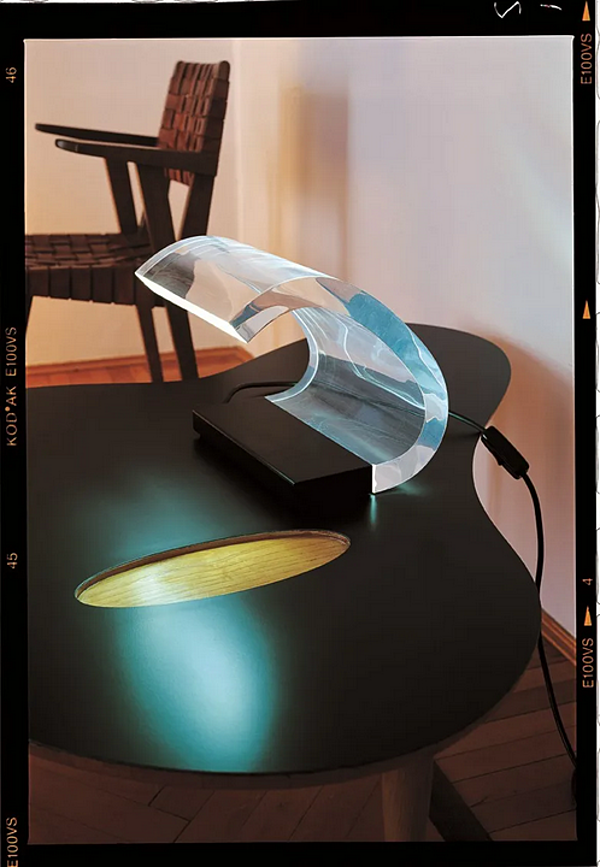Lampe de table en PMMA Acrilica 281 LBT Oluce usine Oluce de l'Italie. Foto №2