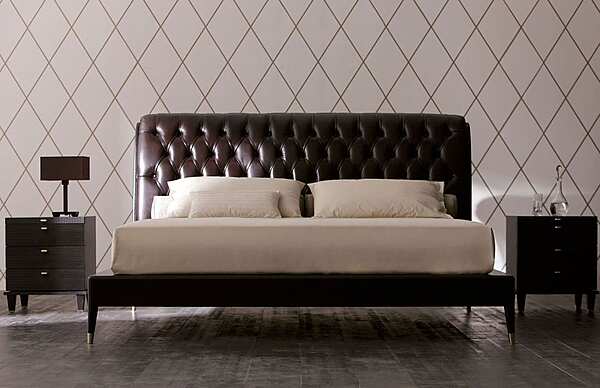Lit double en cuir avec tête de lit capitonnée IRIS CLASSIC OPERA CONTEMPORARY usine OPERA CONTEMPORARY de l'Italie. Foto №2