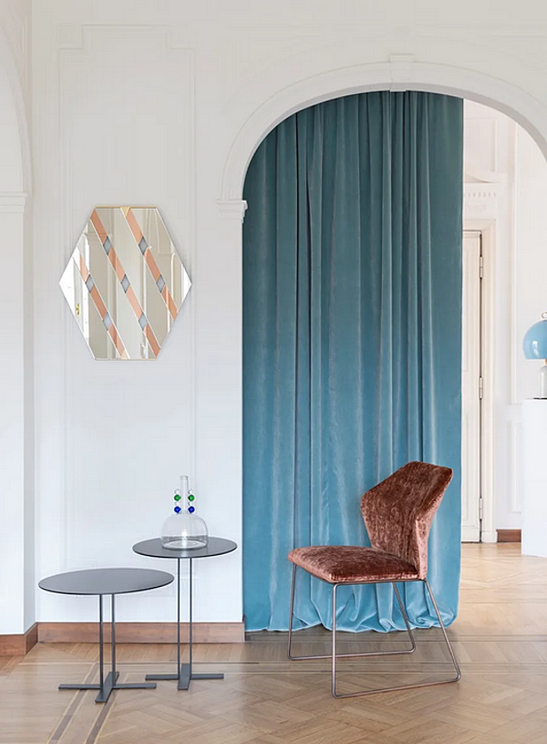 Chaise avec structure en métal et tissu rembourré Saba collection New York usine SABA de l'Italie. Foto №6