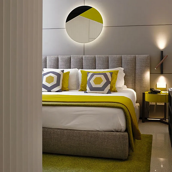 Lit double en tissu avec tête de lit rembourrée Margherita Softhouse usine SOFTHOUSE de l'Italie. Foto №2