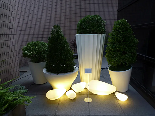 Lampe de table extérieure en polyéthylène LED Stones Oluce 207 208 215 usine Oluce de l'Italie. Foto №5