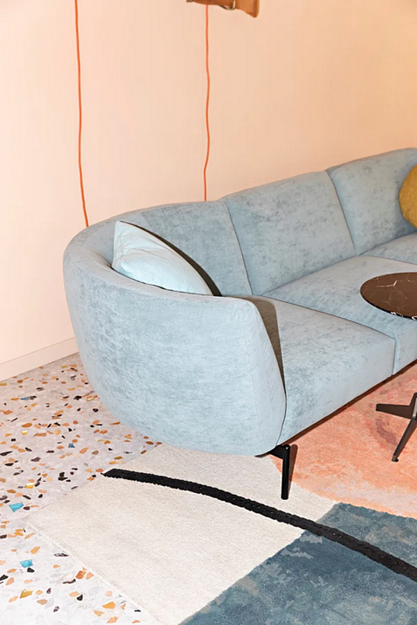 Canapé d'angle en tissu Saba collection Rendez Vous usine SABA de l'Italie. Foto №5