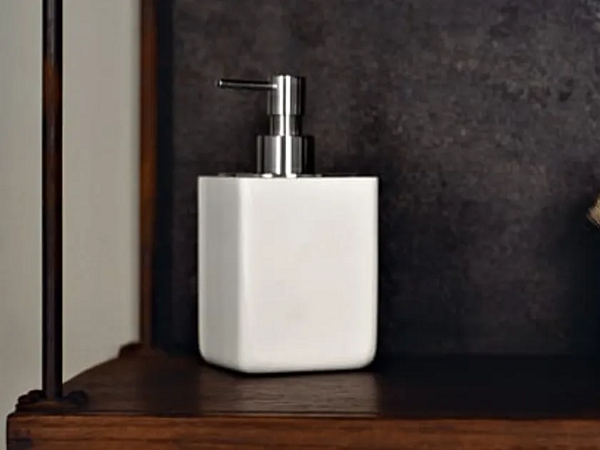 Distributeur de savon de salle de bain en Cristalplant AGAPE Surf usine Agape de l'Italie. Foto №1