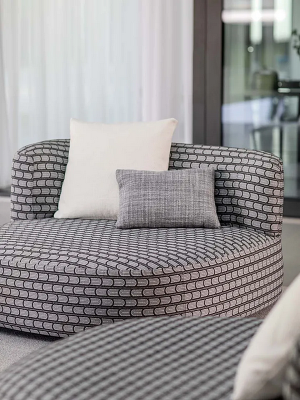 Fauteuil en tissu avec accoudoirs Pierre Flou usine Flou de l'Italie. Foto №5
