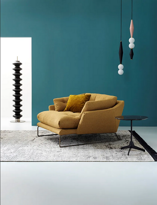 Fauteuil lounge en tissu rembourré avec accoudoirs Saba New York Suite usine SABA de l'Italie. Foto №3