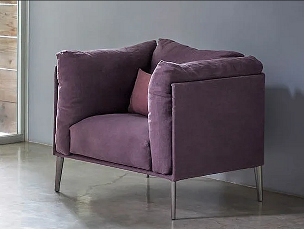 Fauteuil rembourré avec accoudoirs Kubi NOVAMOBILI usine NOVAMOBILI de l'Italie. Foto №2