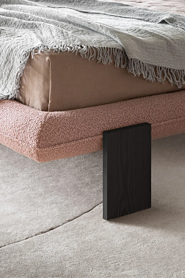 Lit double avec tête de lit rembourrée en tissu Wabi Saba usine SABA de l'Italie. Foto №12