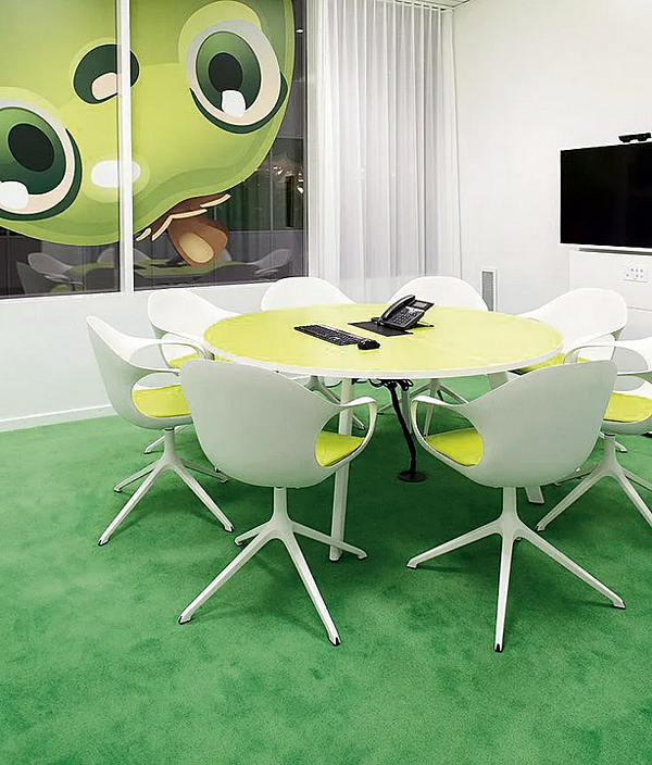 Chaise en polyuréthane avec accoudoirs et base à 4 branches Elephant Kristalia usine Kristalia de l'Italie. Foto №3