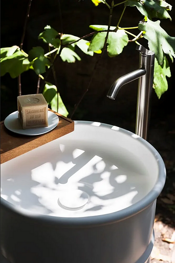 Mitigeur de lavabo sur pied en acier inoxydable à poignée unique AGAPE Collection Square usine Agape de l'Italie. Foto №7