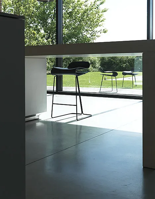 Tabouret en matériau synthétique à base de glissière Kristalia BCN usine Kristalia de l'Italie. Foto №3