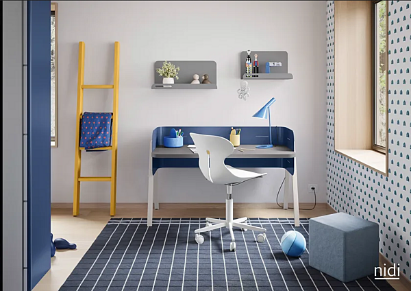 Bureau d'écriture pour enfants réglable en hauteur en bois Nidi William usine nidi de l'Italie. Foto №6