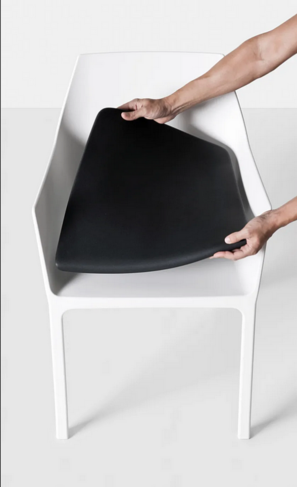 Chaise empilable en polypropylène Kristalia MEM usine Kristalia de l'Italie. Foto №18