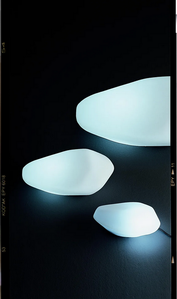 Lampe de table extérieure en polyéthylène LED Stones Oluce 207 208 215 usine Oluce de l'Italie. Foto №4