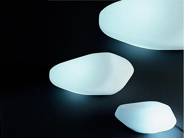 Lampe de table extérieure en polyéthylène LED Stones Oluce 207 208 215 usine Oluce de l'Italie. Foto №1