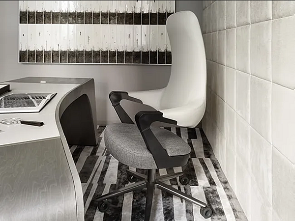 Chaise de direction en cuir avec accoudoirs et roulettes GIORGETTI Springer 52840, 52841, 52845, 52846 usine GIORGETTI de l'Italie. Foto №4