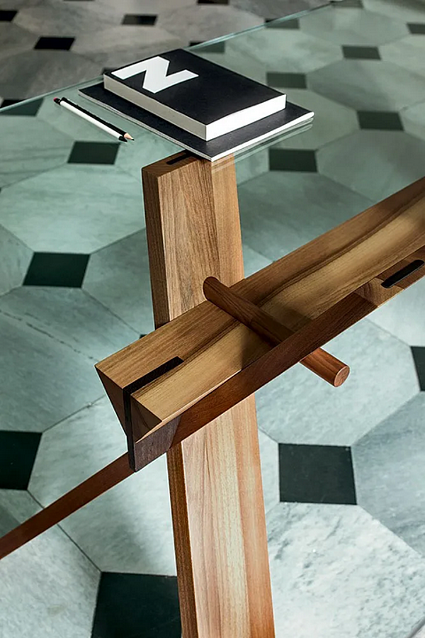 Table rectangulaire en cristal avec base en bois massif Piana BROSS 2878 usine BROSS de l'Italie. Foto №3