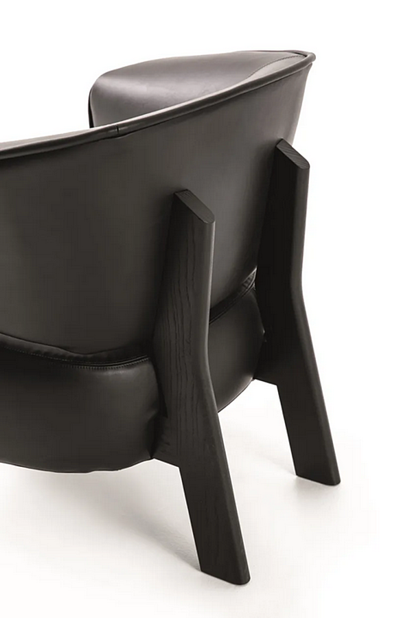 Fauteuil en cuir avec accoudoirs et dossier haut CASSINA usine CASSINA de l'Italie. Foto №4