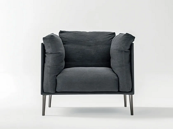 Fauteuil rembourré avec accoudoirs Kubi NOVAMOBILI usine NOVAMOBILI de l'Italie. Foto №1