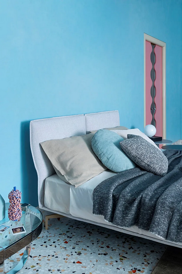 Lit double en tissu avec tête de lit rembourrée Saba Avant Après usine SABA de l'Italie. Foto №5