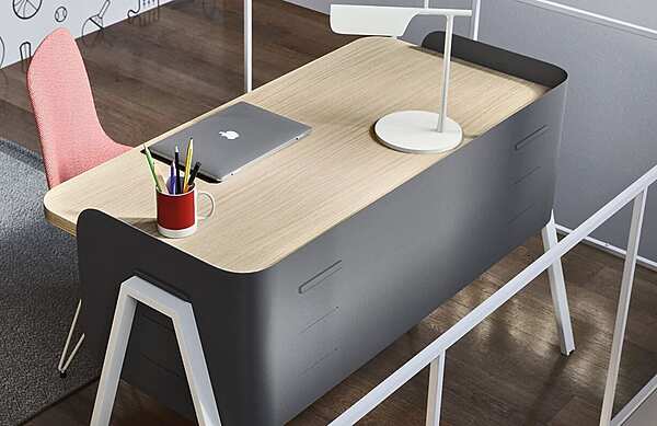 Bureau d'écriture pour enfants réglable en hauteur en bois Nidi William usine nidi de l'Italie. Foto №7