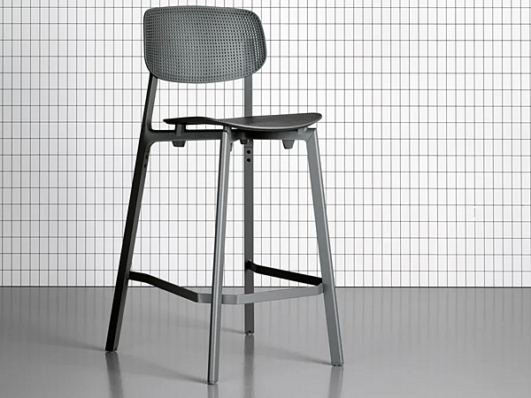 Tabouret haut avec dossier en colander Kristalia usine Kristalia de l'Italie. Foto №1