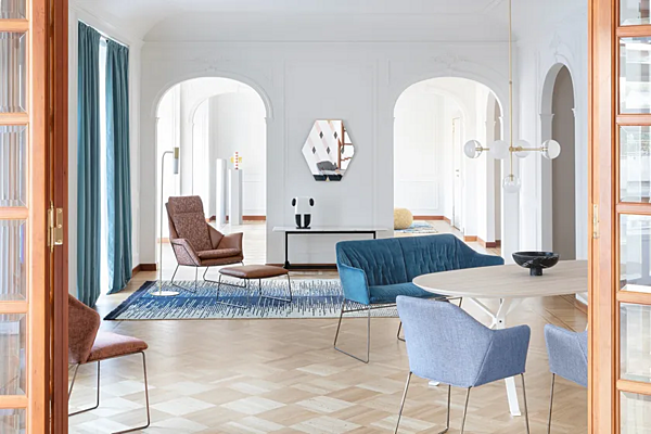 Fauteuil bergère à dossier haut en tissu Saba New York usine SABA de l'Italie. Foto №5