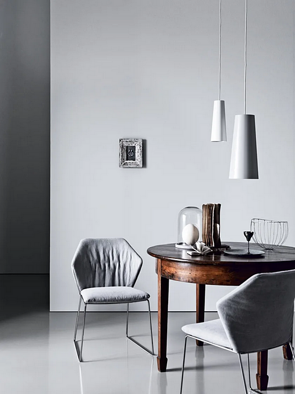 Chaise avec structure en métal et tissu rembourré Saba collection New York usine SABA de l'Italie. Foto №3