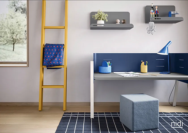 Bureau d'écriture pour enfants réglable en hauteur en bois Nidi William usine nidi de l'Italie. Foto №5
