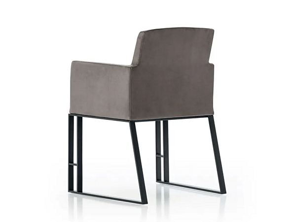 Chaise en cuir rembourrée avec accoudoirs CORTEZARI Link 611 usine CORTE ZARI de l'Italie. Foto №2