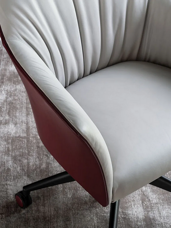 Chaise de direction pivotante en cuir avec roulettes Sella i 4 Mariani usine i 4 Mariani de l'Italie. Foto №3