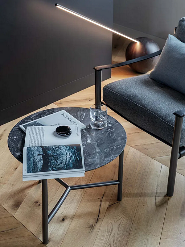 Fauteuil avec accoudoirs en tissu IKO Flou usine Flou de l'Italie. Foto №3