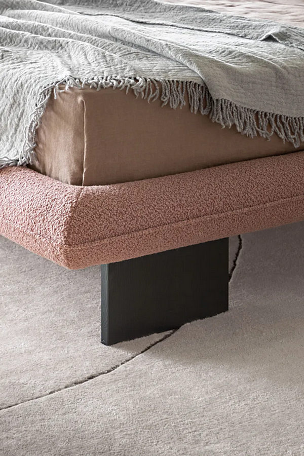 Lit double avec tête de lit rembourrée en tissu Wabi Saba usine SABA de l'Italie. Foto №11