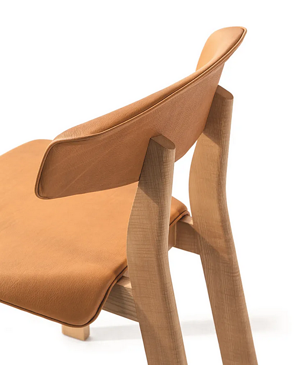 Chaise en bois à dossier ouvert et ailes arrière CASSINA usine CASSINA de l'Italie. Foto №2