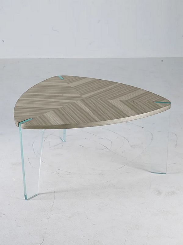 Table basse triangulaire en noyer Sospeso DALE H 614 usine DALE de l'Italie. Foto №2