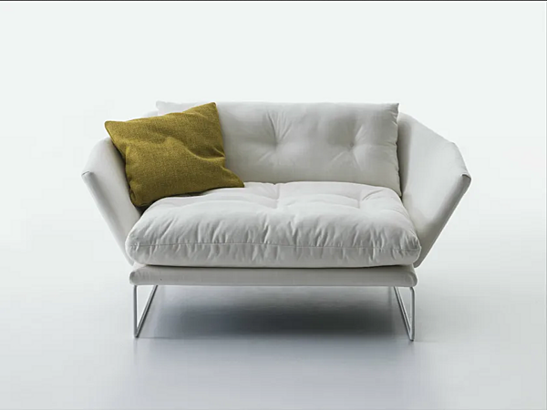 Fauteuil lounge en tissu rembourré avec accoudoirs Saba New York Suite usine SABA de l'Italie. Foto №2