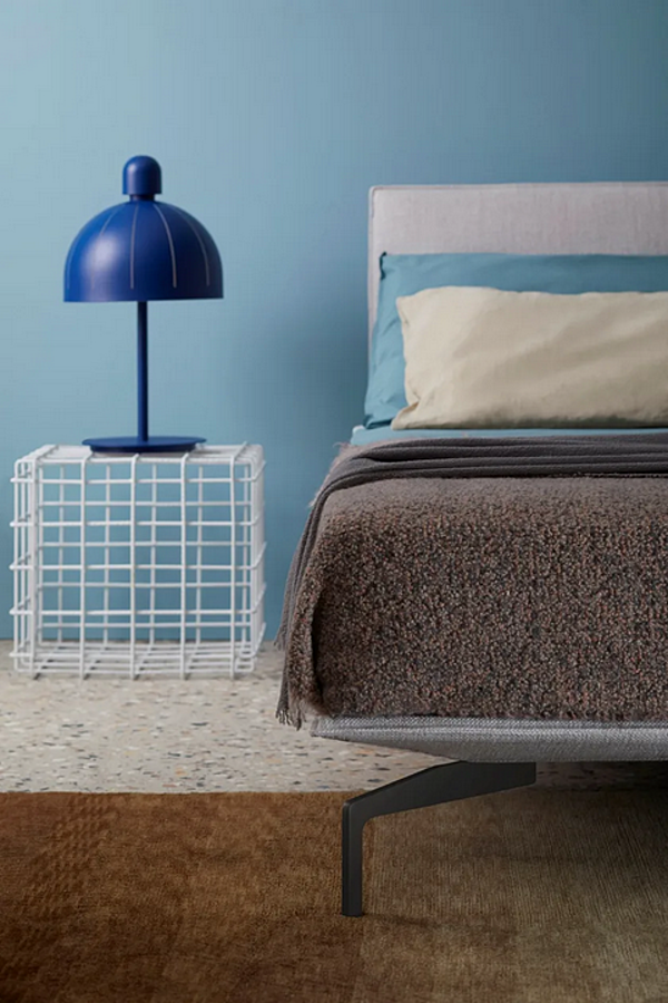 Lit double en tissu avec tête de lit rembourrée Saba Avant Après usine SABA de l'Italie. Foto №6