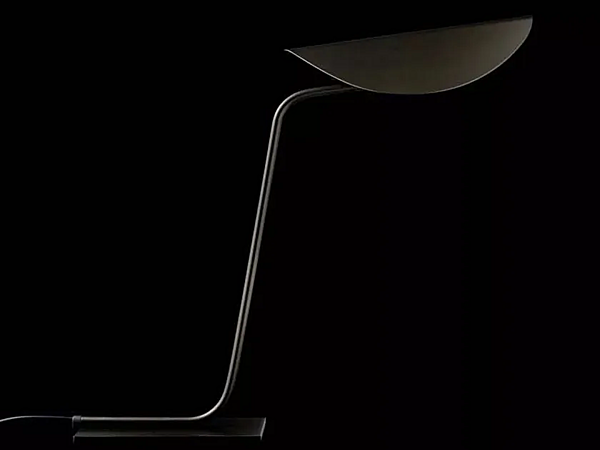Lampe de table en métal LED Plume 221 Oluce usine Oluce de l'Italie. Foto №1