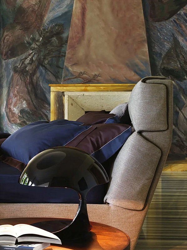Lit double avec tête de lit rembourrée en tissu Flou Gentleman usine Flou de l'Italie. Foto №10