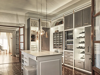 Garde-robe sur mesure en chêne avec éclairage intégré Essenza Martini Interiors Garde-robe sur mesure en chêne avec éclairage intégré Essenza Martini Interiors usine MARTINI INTERIORS de l'Italie