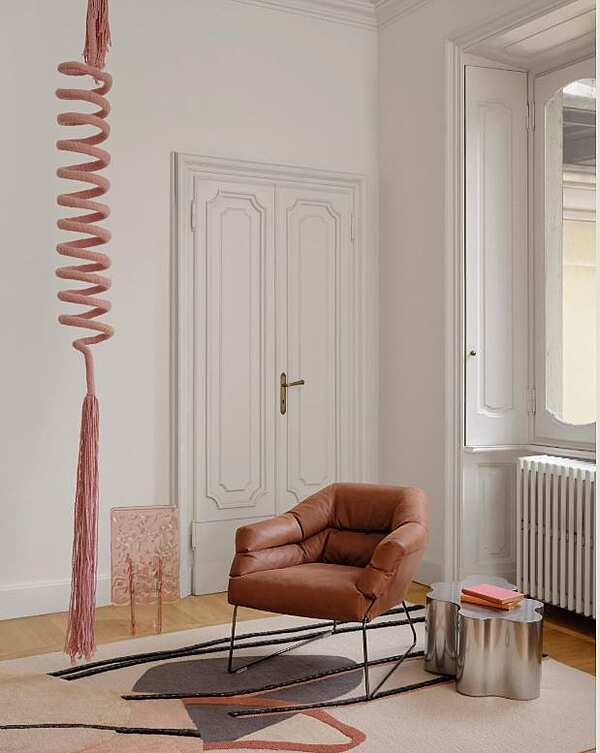 Fauteuil en tissu avec accoudoirs Saba New York usine SABA de l'Italie. Foto №3