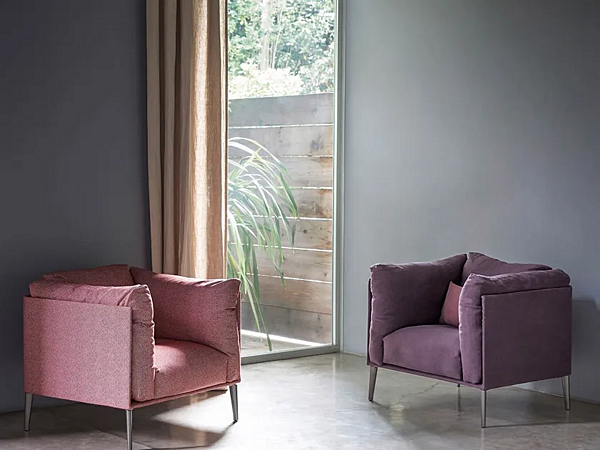 Fauteuil rembourré avec accoudoirs Kubi NOVAMOBILI usine NOVAMOBILI de l'Italie. Foto №3