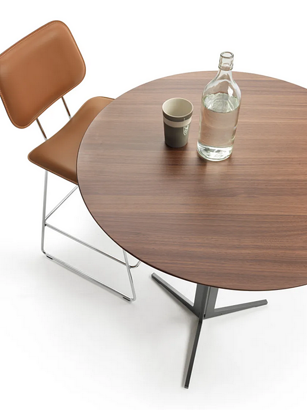 Table haute ronde en matériau Fly avec base étoile à trois branches FLEXFORM usine FLEXFORM de l'Italie. Foto №4