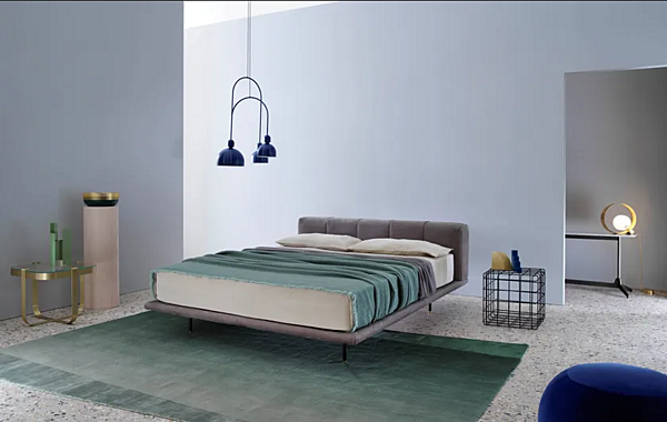 Lit double en tissu avec tête de lit rembourrée Pixel Air Saba usine SABA de l'Italie. Foto №2