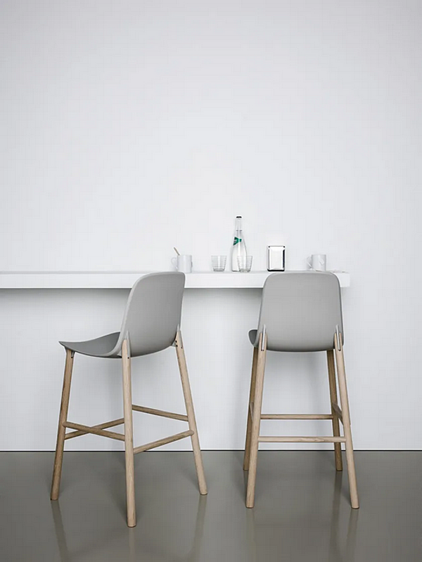 Tabouret de bar en polyuréthane avec dossier Sharky Kristalia usine Kristalia de l'Italie. Foto №6