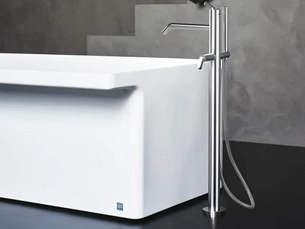 Robinet de baignoire sur pied en acier inoxydable avec douchette carrée AGAPE usine Agape de l'Italie. Foto №1