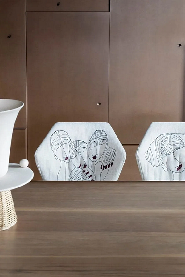 Chaise en tissu rembourrée sur base traîneau Saba New York par Marras usine SABA de l'Italie. Foto №6