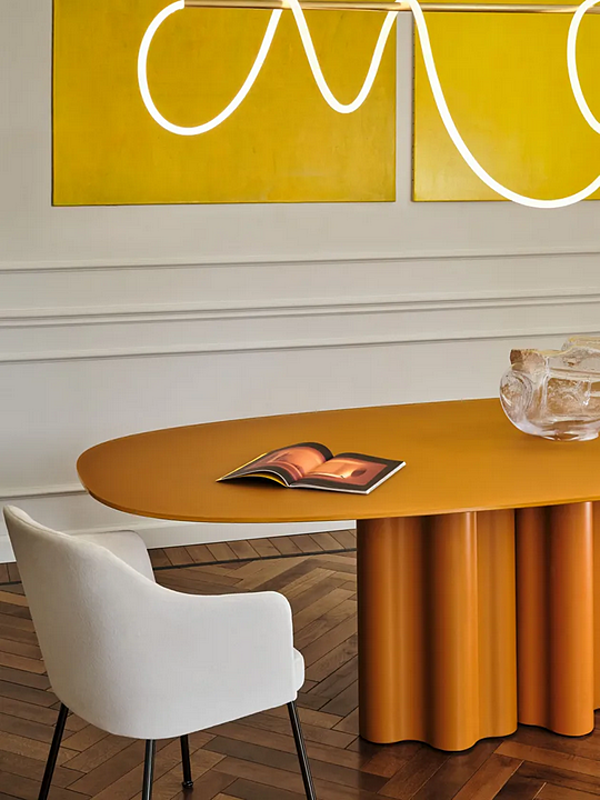 Table ovale en polyuréthane avec plateau en verre laqué Teatro Magico Saba usine SABA de l'Italie. Foto №6