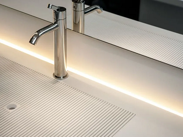Mélangeur de lavabo en acier inoxydable à poignée unique AGAPE carré usine Agape de l'Italie. Foto №1