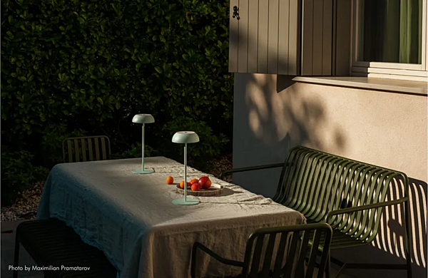 Lampe de table portable multifonctionnelle en matériau AXOLIGHT collection FLOAT usine Axolight de l'Italie. Foto №9