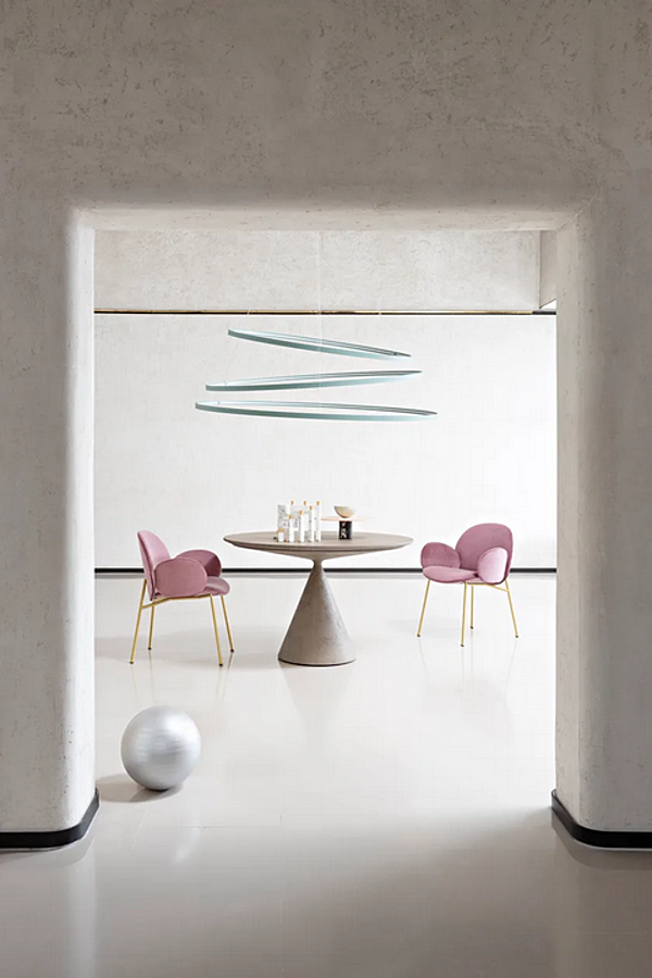 Fauteuil en tissu rembourré avec accoudoirs Saba Ola usine SABA de l'Italie. Foto №4